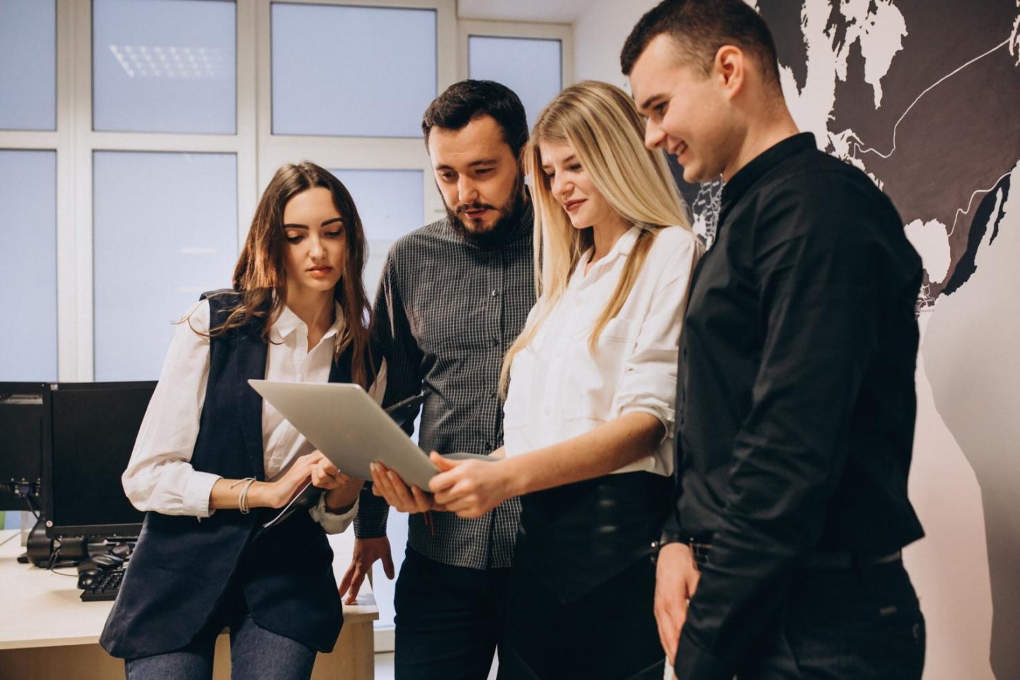 Session de formation financière interactive avec participants engagés